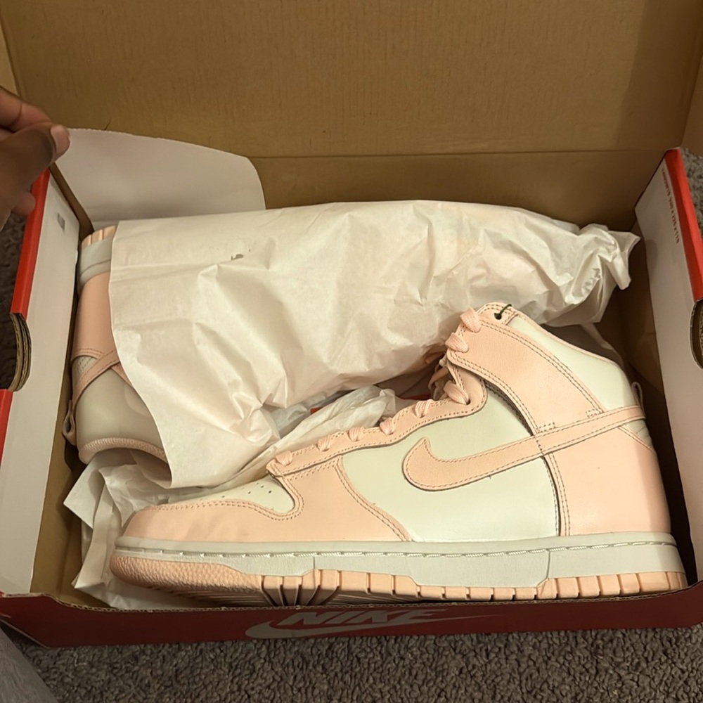A Nike High Dunks very clean never worn size 9.5 in women's and 8 in men.